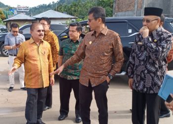 Gubernur Sumbar Irwan Prayitno bersama Bupati Padangpariaman di lokasi Penas Tani, di Kasang Kamis, (19/20).