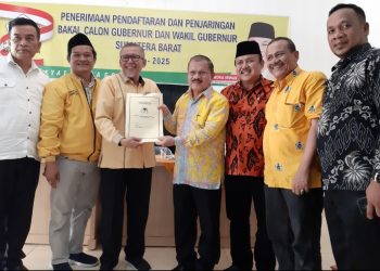 Bupati Padangpariaman Ali Mukhni menyerahkan berkas pendaftaran calon Gubernur ke partai Golkar Sumbar, Senin, (23/12).