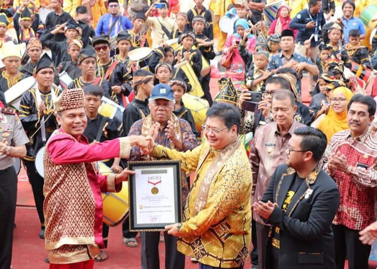 Walikota Pariaman Genius Umar menerima sertifikat rekor Muri seribu gendang tasa di Hari Nusantara 2019