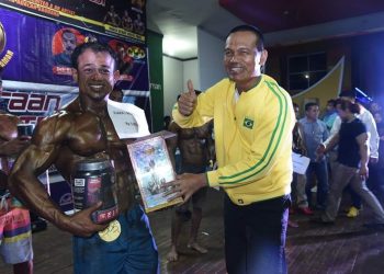 Walikota Pariaman Genius Umar serahkan hadiah kepada pemenang. (Foto: MC Pariaman)