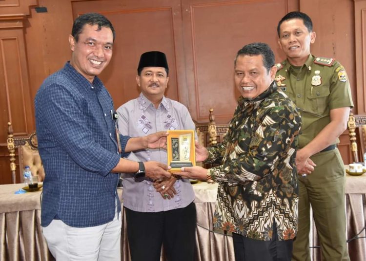 Sekda Pariaman, Indra Sakti menerima kunjungam pemkab Siak di Balaikota, Jumat, (20/12). (Foto: MC Pariaman)