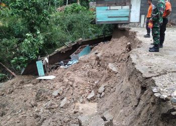 Sebuah rumah rusak parah akibat longsor di Padangpariaman beberapa waktu lalu. (Foto: BPBD Padangpariaman)