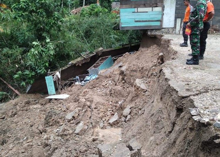 Sebuah rumah rusak parah akibat longsor di Padangpariaman beberapa waktu lalu. (Foto: BPBD Padangpariaman)
