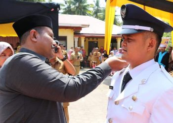 Wakil walikota Pariaman Mardison Mahyuddin lantik kepala desa Kampuang Apa, Dodi Susandra, Selasa, (31/12). Foto: MC Pariaman