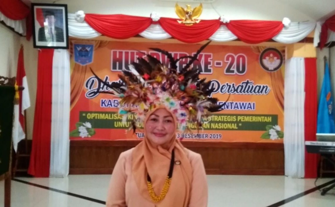 Prissilia Martinus mengenakan Ogok khas Mentawai.