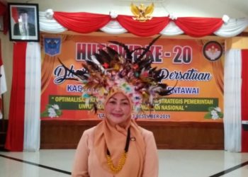 Prissilia Martinus mengenakan Ogok khas Mentawai.