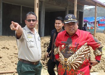 Kepala BPBD Padangpariaman, Budi Mulya bersama wakil bupati, Suhatri Bur.