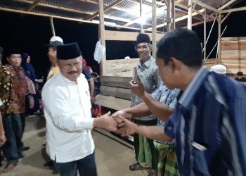 Ali Mukhni, (baju putih) menyapa warga Dharmasraya Jumat, (17/1).