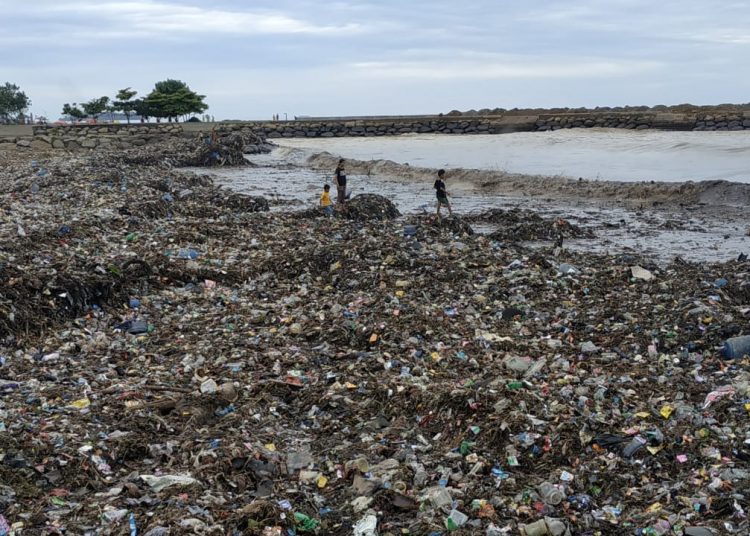 Pantai Padang dipenuhi sampah.