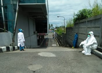 Petugas medis menunggu jenazah di SPH, Padang. (Foto: Haluan)