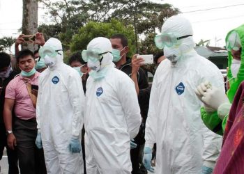 Petugas mengevakuasi salah satu pasien positif corona di Bukititnggi, Kamis, 26/3. (Foto: Afriendi Sikumbang)