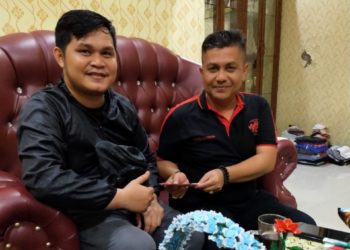 Ryan menerima donasi dari salah satu donatur.