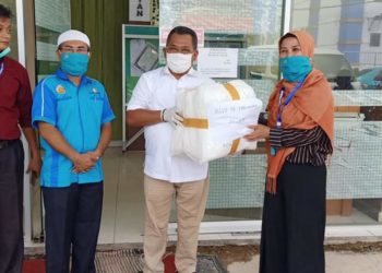 Ketua Gerindra Padangpariaman Happy Neldy serahkan APD sumbangan Andre Rosiade untuk RSUD Padangpariaman.