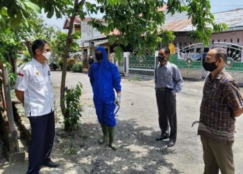 Satgas Batang Anai lakukan penyemprotan di rumah HK. Foto: Suhardi.