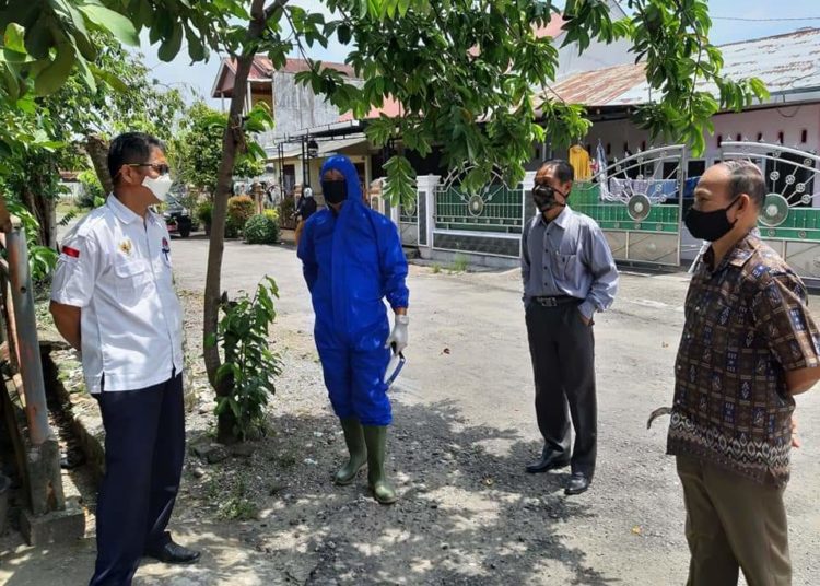Satgas Batang Anai lakukan penyemprotan di rumah HK. Foto: Suhardi.