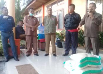 Bupati Padangpariaman, Ali Mukhni memberikan arahan penyaluran beras bantuan untuk warga terdampak Covid 19.