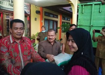 Ketua DPRD Padangpariaman Arwinsyah serahkan bantuan beras kepada warga di Sungai Limau, Selasa, 7/4.