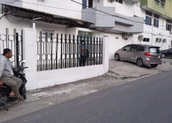 Salah seorang warga Padang tampak tidak menggunakan masker saat di luar rumah.