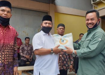 Fauzi Bahar berikan bantuan sembako untuk guru mengaji.