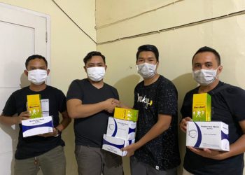 Relawan 87 menyerahkan bantuan untuk masuarakat.