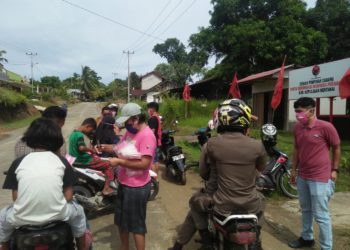 Kader PDIP Mentawai bagikan masker kepada warga, Selasa, 14/4.
