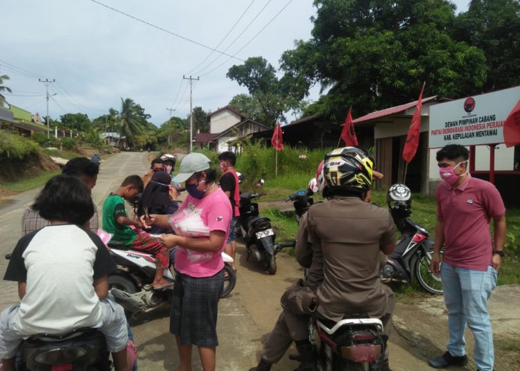 Kader PDIP Mentawai bagikan masker kepada warga, Selasa, 14/4.