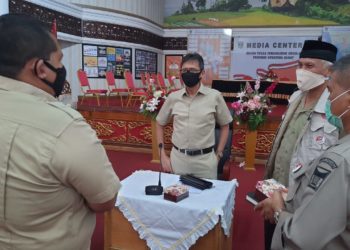 Gubernur Sumbar bersama jajaran usai rapat koordinasi penanganan Covid 19.