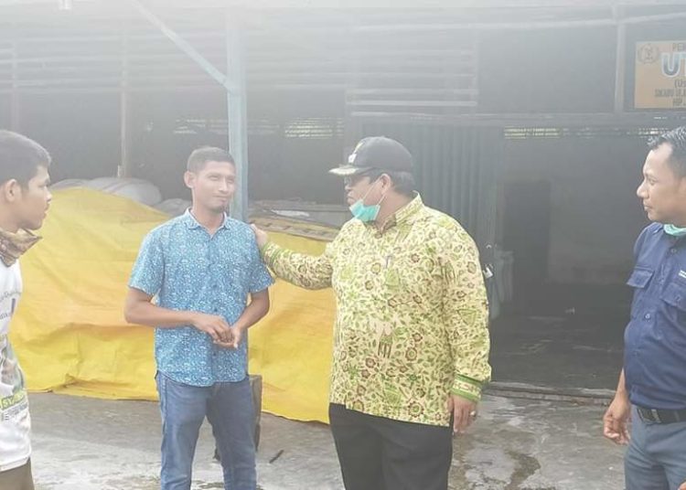 Suhatri Bur berbincang dengan Hendri, salah seorang pemilik heler di Ulakan.