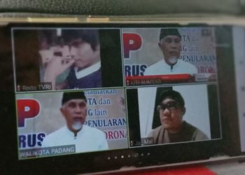 Walikota Padang, Mahyeldi saat melakukan wawancara daring dengan sejumlah media, Rabu, 15/4.