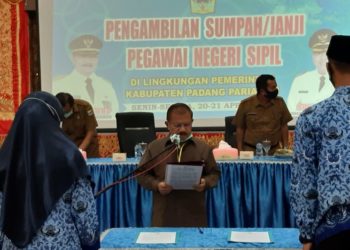Bupati Padangpariaman Ali Mukhni melantik CPNS Senin, 20/4.