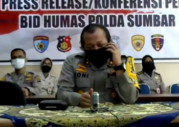 Kapolda Sumbar, Irjen Pol Toni Harmanto saat wawancara online dengan wartawan di Padang, Senin, 20/4.