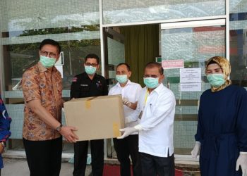 Mulyadi menyerahkan bantuan APD kepada Bupati Padangpariaman, Ali Mukhni.