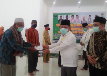 Bupati Padangpariaman berikan bantuan untuk ulama.