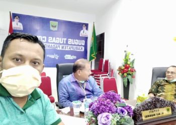Kabag Humas Padangpariaman, bersama bupati dan Sekda Padangpariaman rapat di kantor bupati, Kamis, 23/4.