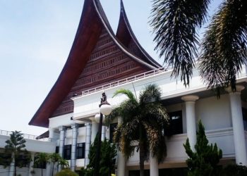 Gedung DPRD Sumbar. (Foto: boedip)