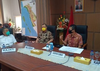 Gubernur Sumbar Irwan Prayitno melakukan video conference dengan bupati walikota se Sumbar terkait rencana penerapan PSBB l, Rabu, 15/4.