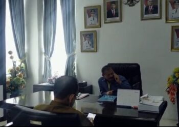 Bupati Padangpariaman Ali Mukhni sedang menelpon EL, pasien Covid 19.