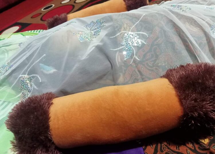 Jenazah Isyana saat disemayamkan di rumahnya. (Foto: Rydha)