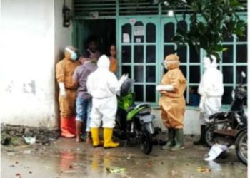 Tim Satgas sedang melakukan tracking riwayat kontak PG ke rumah rumah warga. (Foto: Humas Padangpariaman)
