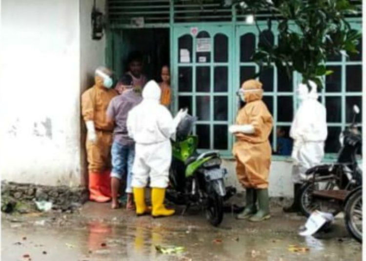 Tim Satgas sedang melakukan tracking riwayat kontak PG ke rumah rumah warga. (Foto: Humas Padangpariaman)