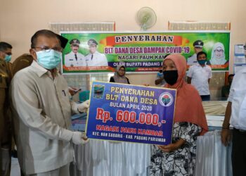 Bupati Padangpaeiaman, Ali Mukhni serahkan BLT ke warga penerima.