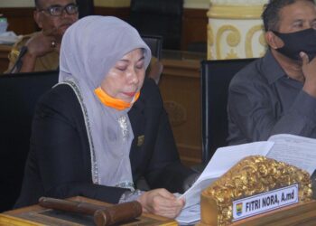 Ketua DPRD Pariaman, Fitri Nora pimpin rapat paripurna Senin, 11/5.