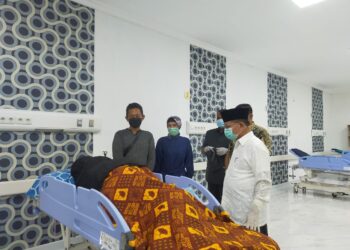 Bupati Padangpariaman Ali Mukhni melihat kondisi Juni Artha di RSUD Padangpariaman, Selasa, 19/5.