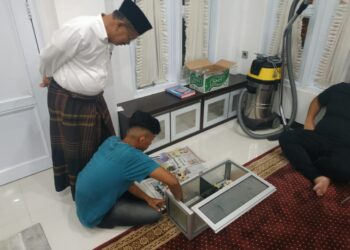 Bupati Padangpariaman, Ali Mukhni saksikan pembukaan kotak infak mushalla pondopo, Jumat, 22/5.