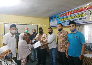 Wakil Bupati Padangpariaman, Suhatri Bur saat launching bantuan BLT di Nagari Bisati, Sabtu, 30/5.