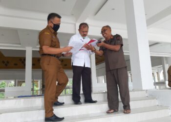 Ali Mukhni bersama staf. (Foto: Dok. Lintassumbar)