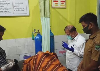 Bupati Padangpariaman, Ali Mukhni mendoakan jenazah korban jembatan ambruk di Sikabu Lubuk Alung, Selasa, 2/6.