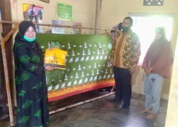 Wakil Walikota Pariaman Mardison Mahyuddin saat mengunjungi pengrajin batik Sampan, 18/6.