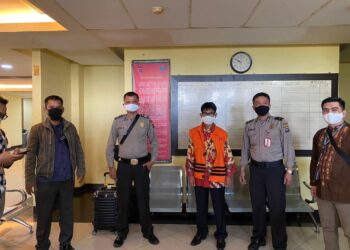 Muzni Zakaria tiba di Polda Sumbar, Selasa, 2/6, menggunakan rompi warna orange.