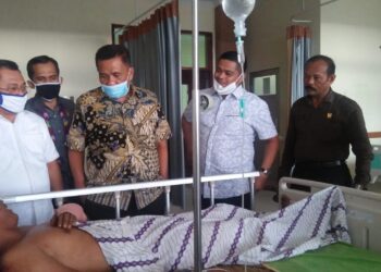 Ketua DPRD Padangpariaman, Arwinsyah menjenguk korban kecelakaan kerja jembatan Sikabu, Rabu, 3/6.